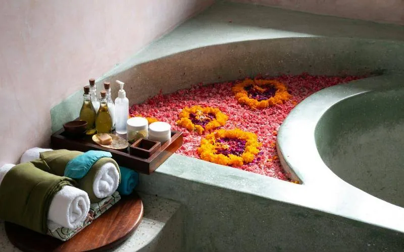 Flower bath with oils and towels prepared for the VIP treatment